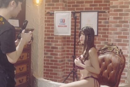 Tiêu đề mới: Chàng trai may mắn chụp ảnh nghệ sĩ nữ gợi cảm không mặc đồ